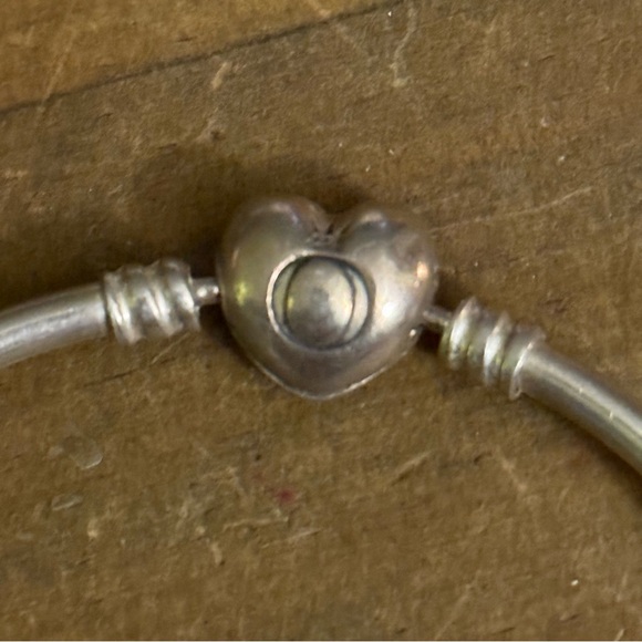 Pandora Moments 925 silver logo heart clasp bangle bracelet - Picture 4 of 7